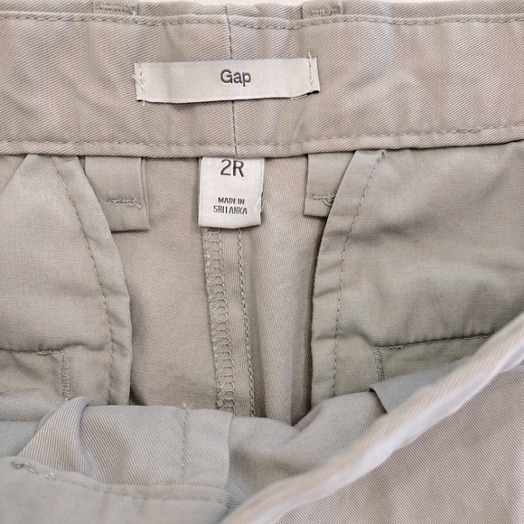 Gray, EUC GAP scalloped legs summer shorts, size 2R - Picture 2 of 3